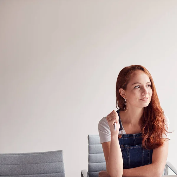 Portret Van Een Jonge Zakenvrouw Zittend Aan Een Vergadertafel Een — Stockfoto