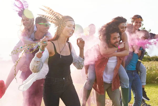 Group Friends Walking Back Tent Outdoor Music Festival Balloons Smoke — ストック写真