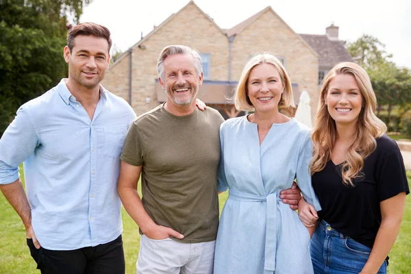 Portrett Familie Med Eldre Foreldre Voksenforeldrenes Gåing Prat Hagen Sammen – stockfoto