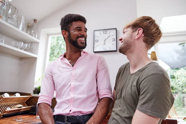Amando Masculino Gay Casal Conversando Casa Cozinha Juntos — Fotografia de Stock