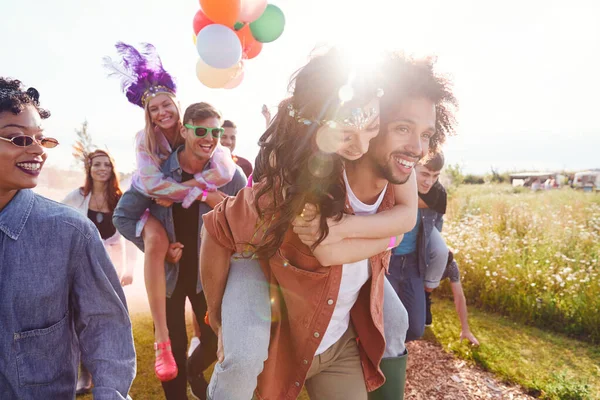 Bir Grup Arkadaş Açık Hava Müzik Festivalinden Sonra Çadıra Balonlarla — Stok fotoğraf
