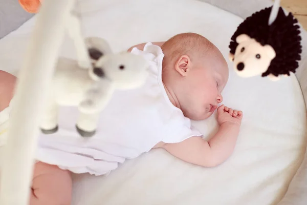 Bebê Menina Dormindo Tapete Abaixo Móvel Casa — Fotografia de Stock