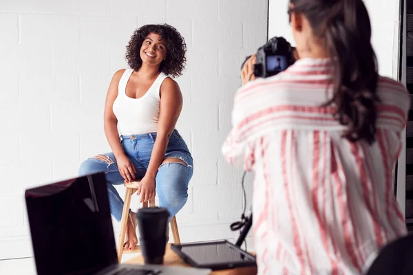 Stüdyo Portre Oturumunda Kadın Fotoğrafçı için Model Pozisyonu — Stok fotoğraf
