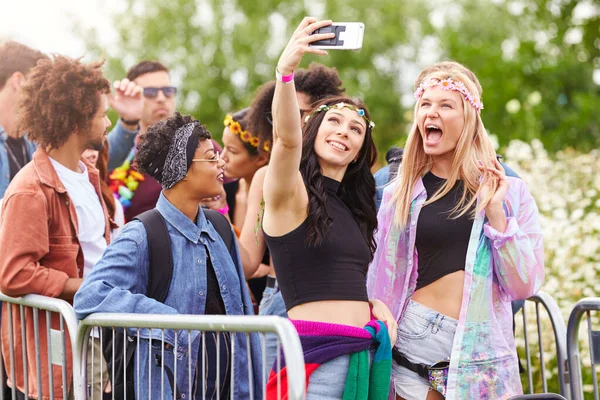 Female Friends Taking Selfie Arrive Entrance Music Festival — Stock Photo, Image