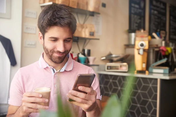 Jonge Man Coffeeshop Zoek Naar Mobiele Telefoon Bekeken Door Het — Stockfoto