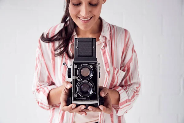 Vrouwelijke fotografe met vintage medium formaat camera op foto S — Stockfoto