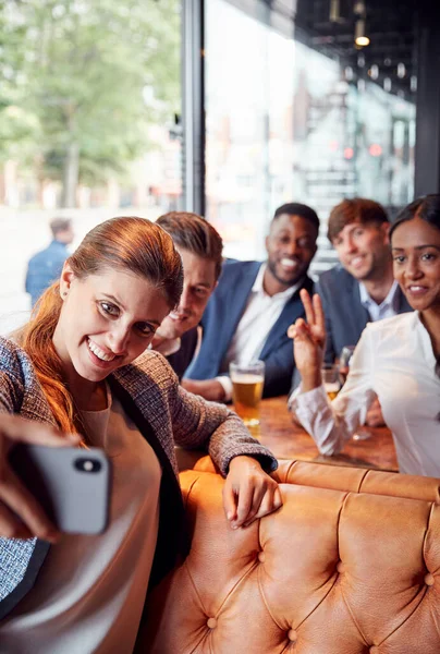 Groep Van Zakelijke Collega Poseren Voor Selfie Bar Het Werk — Stockfoto