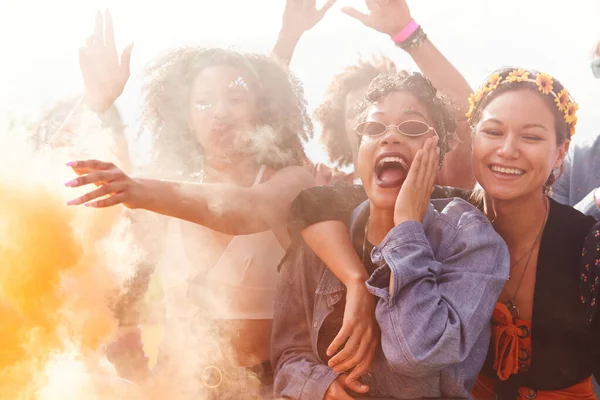 Publiek Met Gekleurde Rook Achter Barrière Dansen Zingen Outdoor Festival — Stockfoto