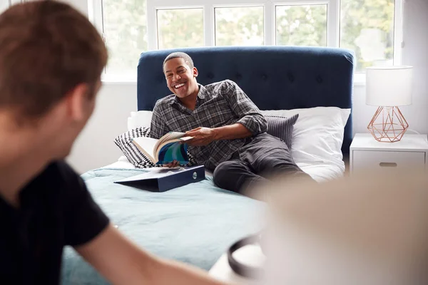 Dois Estudantes Universitários Masculinos Quarto Casa Compartilhada Estudando Juntos — Fotografia de Stock