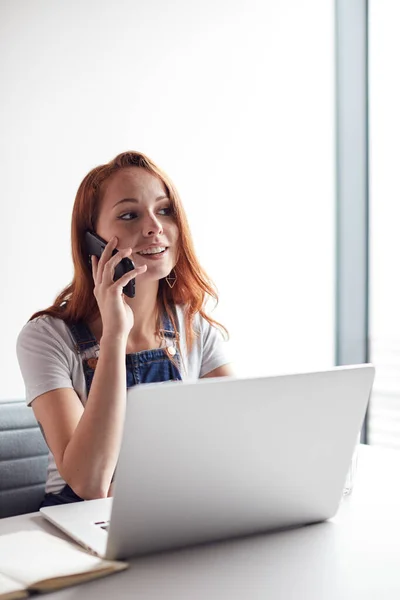 Vrijetijds Gekleed Jonge Zakenvrouw Werken Laptop Aan Bureau Moderne Werkplek — Stockfoto