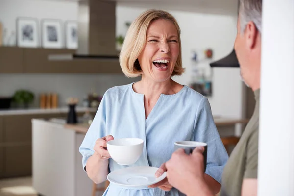 Senior Pasangan Berdiri Rumah Dalam Dapur Minum Pagi Kopi Bersama — Stok Foto