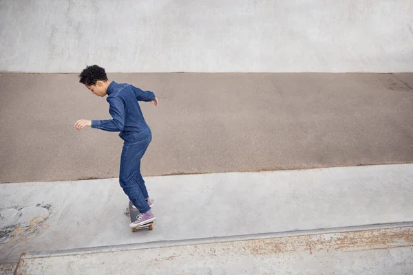 Jonge Vrouw Paardrijden Skateboard Stedelijk Skatepark — Stockfoto