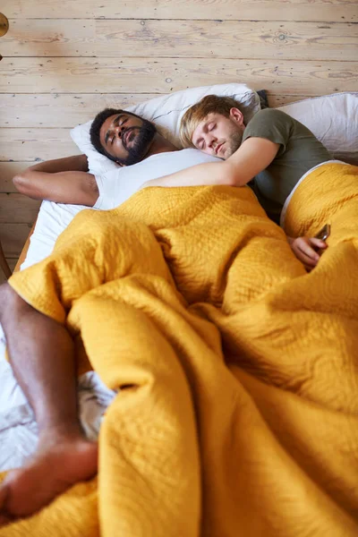 自宅で一緒にベッドで寝る愛する男性のゲイカップル — ストック写真