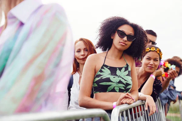 Grupp Unga Vänner Väntar Bakom Barriären Vid Entrén Till Musikfestivalen — Stockfoto