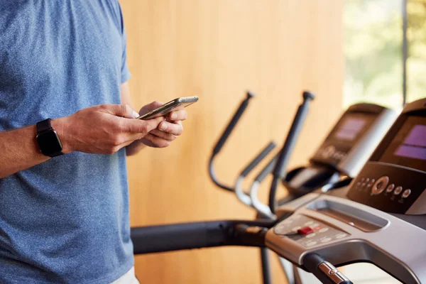 Närbild Människan Tränar Löpband Hemma Bär Smart Klocka Kontrollera Mobiltelefon — Stockfoto