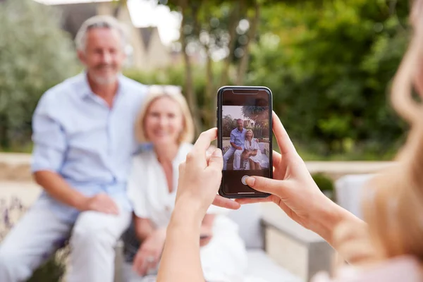 Adult Daughter Taking Picture Senior Parents Sitting Garden Mobile Phone — Stock Photo, Image