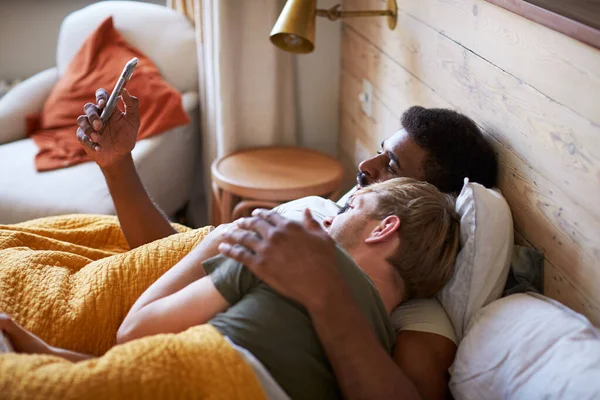 Man Homosexuella Par Ligger Sängen Hemma Kontrollera Mobiltelefoner Tillsammans — Stockfoto