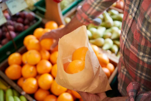 Close Cliente Masculino Com Saco Papel Comprando Laranjas Frescas Loja — Fotografia de Stock