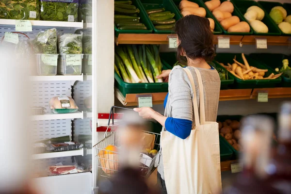 Női Vásárló Bevásárlókosárral Friss Póréhagymát Vásárol Organic Farm Shop Ban — Stock Fotó