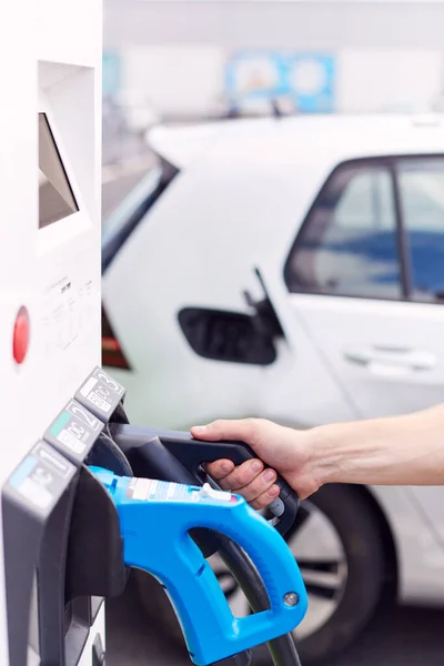 Fechar Homem Que Prende Cabo Alimentação Carro Elétrico Ambientalmente Amigável — Fotografia de Stock