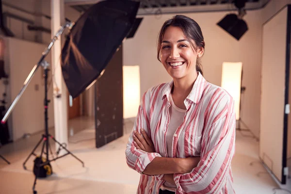 Retrato de una fotógrafa sonriente de pie en el estudio con —  Fotos de Stock