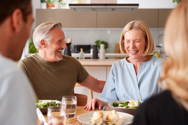 Gezin Met Senior Ouders Volwassen Nakomelingen Eten Maaltijd Rond Tafel — Stockfoto