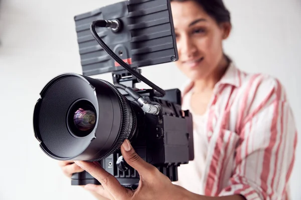 Videógrafa femenina con cámara de vídeo Filmando película en blanco Stu — Foto de Stock