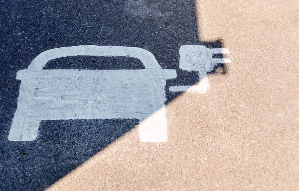 Sinal Estrada Pintado Que Indica Ponto Estacionamento Recarregável Veículo Elétrico — Fotografia de Stock
