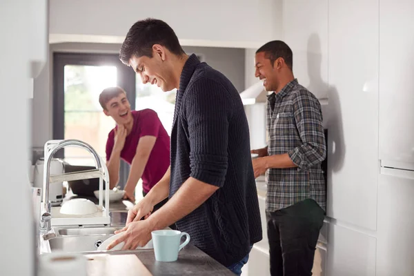 Groep Van Mannelijke Studenten Het Gedeelde Huis Keuken Wassen Hangen Stockfoto