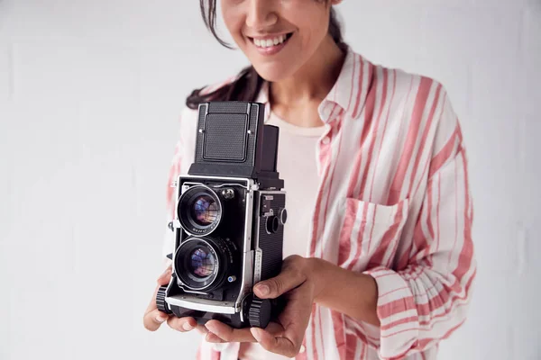 Fotógrafo feminino com câmera de médio formato vintage na foto S — Fotografia de Stock