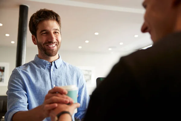 Muž Barista Serving Zákazník s kávou s sebou — Stock fotografie