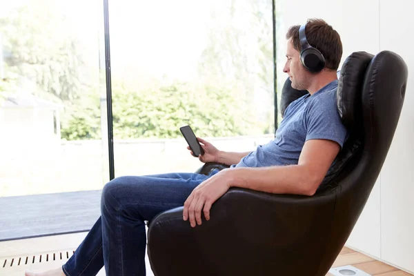 Homem Relaxante Cadeira Casa Streaming Música Telefone Móvel Para Fones — Fotografia de Stock