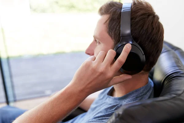 Чоловік Розслабляється Стільці Вдома Прослуховування Музики Або Podcast Music Wireless — стокове фото