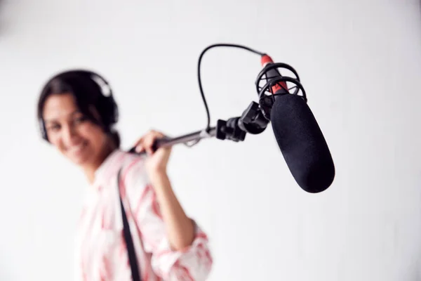 Portrait Of Female Sound Recordist Holding Microphone On Video F — Stock Photo, Image