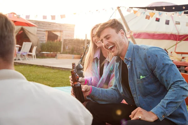 Groep Van Jonge Vrienden Muziekfestival Zitten Buiten Drinken Bier — Stockfoto