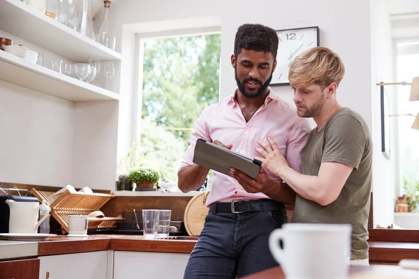 Masculino Gay Casal Usando Digital Tablet Casa Cozinha Juntos — Fotografia de Stock