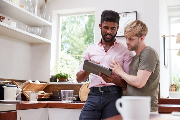 Maschio Gay Coppia Utilizzando Digitale Compressa Casa Cucina Insieme — Foto Stock