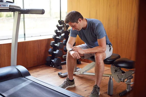 Άσκηση Άνθρωπος Κάθεται Πάγκο Βάρους Στο Σπίτι Γυμναστήριο Έλεγχο Smart — Φωτογραφία Αρχείου