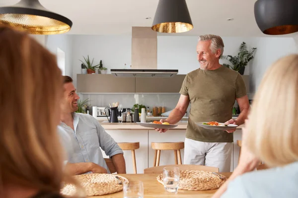 Gezin Met Senior Ouders Volwassen Nakomelingen Brunch Eten Rond Tafel — Stockfoto