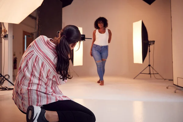 Modelo posando para fotógrafa en sesión de retrato de estudio —  Fotos de Stock