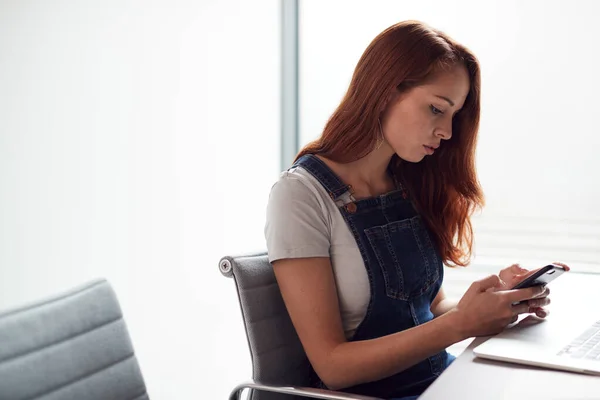 Tillfälligt Klädd Ung Affärskvinna Som Arbetar Laptop Modern Arbetsplats Kontrollera — Stockfoto