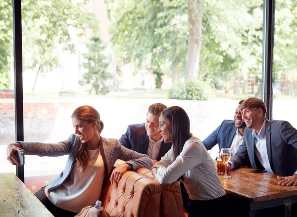 Group Business Συνάδελφοι Ποζάροντας Για Selfie Στο Μπαρ Μετά Την — Φωτογραφία Αρχείου