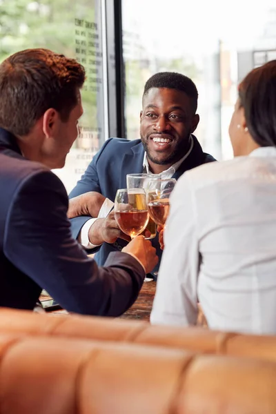 Gruppe Von Geschäftskollegen Stößt Während Sie Sich Zum Drink Treffen — Stockfoto