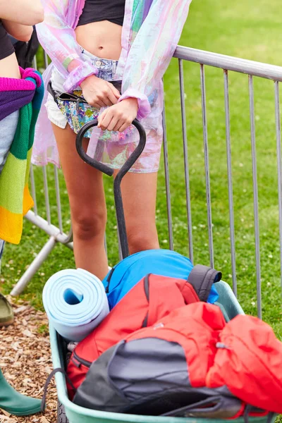 Close Woman Pulling Trolley Plný Camping Equipment Příjezd Hudební Festival — Stock fotografie