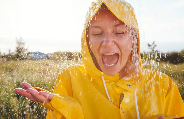 Mujer Infeliz Bajo Lluvia Con Abrigo Impermeable Festival Música Aire — Foto de Stock