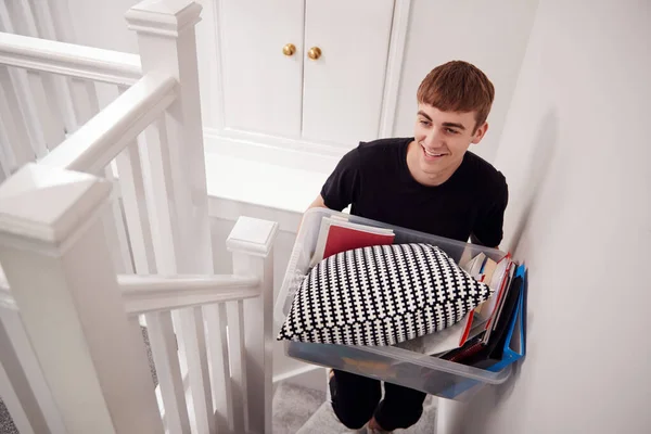 Mężczyzna Studentka Noszenie Pudełko Przeprowadzka Zakwaterowanie Dom Spotkania Mates — Zdjęcie stockowe