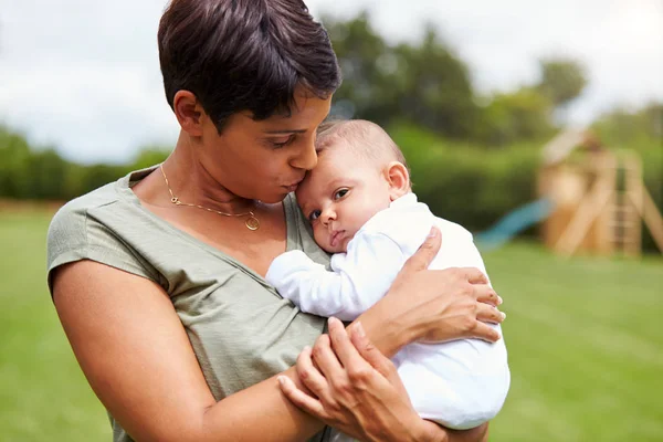 Madre Cariñosa Sosteniendo Besando Hija Del Bebé Meses Jardín Casa — Foto de Stock