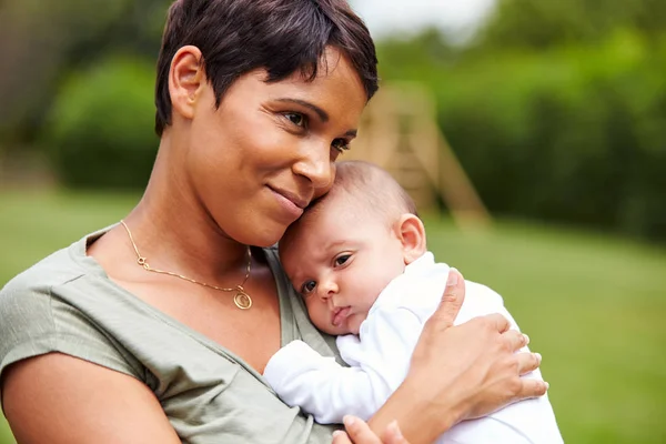 Älskande Mor Håller Månader Gammal Bebis Dotter Trädgården Hemma — Stockfoto