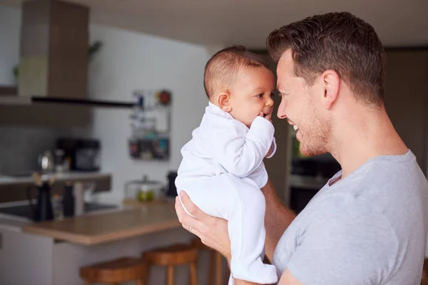 Liefdevolle Vader Holding Maanden Oud Dochtertje Keuken Thuis — Stockfoto