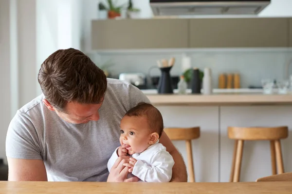 Padre Amoroso Sosteniendo Hija Del Bebé Meses Cocina Casa —  Fotos de Stock